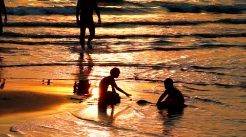 Playing and Walking on the Beach at Sunset Vídeos de archivo 21140755