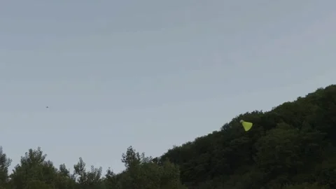 Playing badminton under bright summer sky 스톡 동영상 335784404