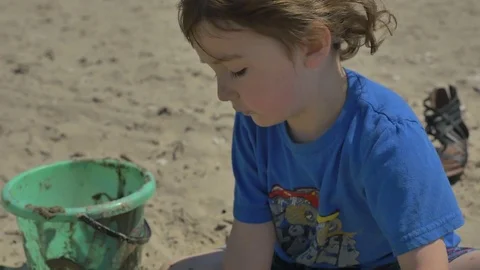 Playing on the beach 動画素材 83629029