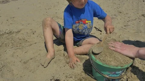 Playing on the beach 動画素材 83629191