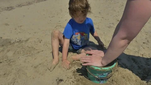 Playing on the beach 動画素材 83629193