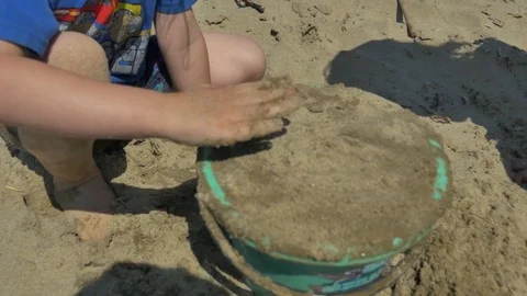 Playing on the beach 動画素材 83629194