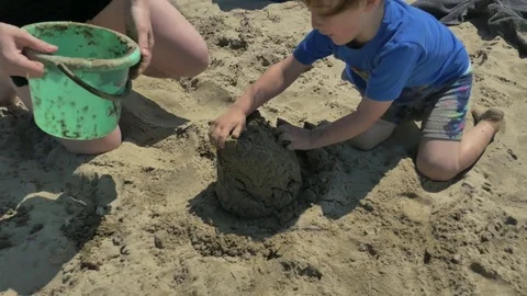 Playing on the beach 動画素材 83629256