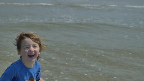 Playing on the beach 動画素材 83629386