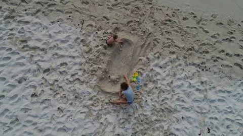 Playing on the beach. Video stock 83990334