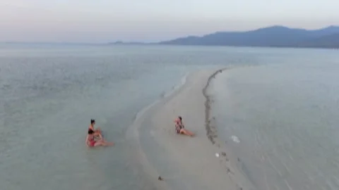 Playing in the beach 動画素材 130303147