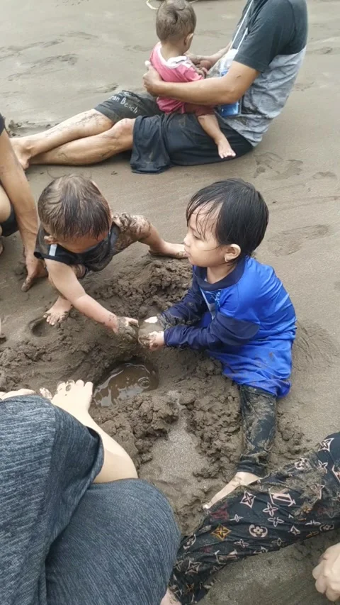 Playing at the beach Video stock 209180240