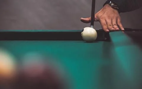 Playing biliard in a pool 库存照片