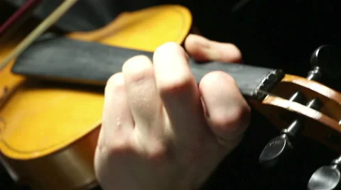 Playing on a broken violin Stockbeeldmateriaal 59024898