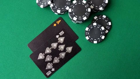 Playing cards and chips on a green cloth, a gambling game of blackjack or baccar Vidéo 332267978