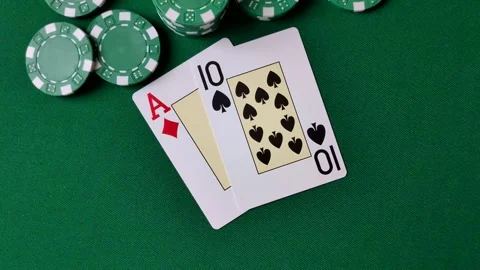 Playing cards and chips on a green cloth, a gambling game of blackjack or baccar Vidéo 332268075