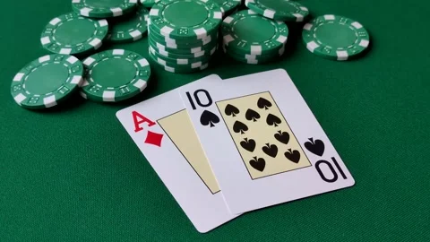Playing cards and chips on a green cloth, a gambling game of blackjack or baccar Vidéo 332268081