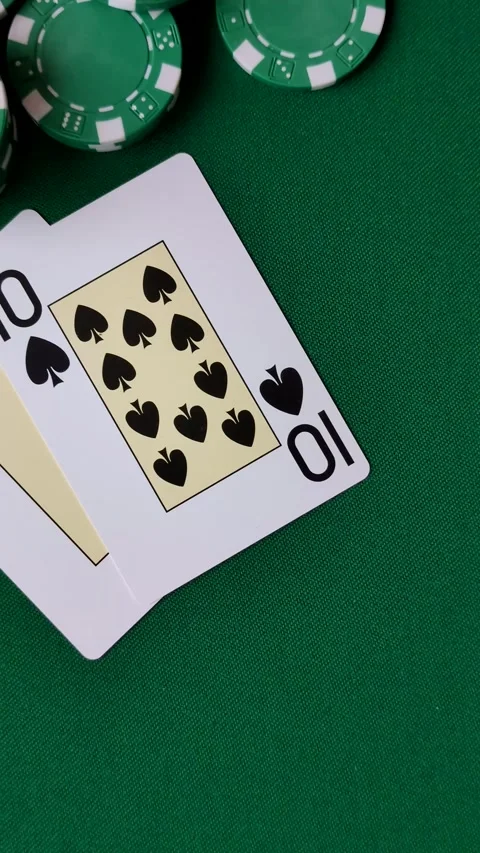 Playing cards and chips on a green cloth, a gambling game of blackjack or baccar Vidéo 332268104