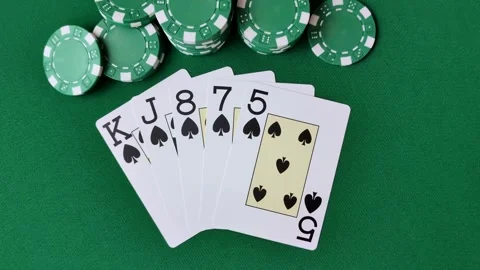 Playing cards and chips on a green cloth, a gambling game of poker. Cards and ch Vidéo 332268107