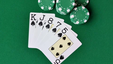 Playing cards and chips on a green cloth, a gambling game of poker. Cards and ch Vidéo 332268121