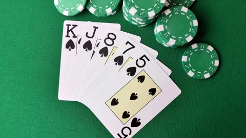 Playing cards and chips on a green cloth, a gambling game of poker. Cards and ch Vidéo 332268127