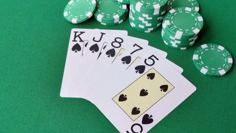 Playing cards and chips on a green cloth, a gambling game of poker. Cards and ch Vidéo 332268130
