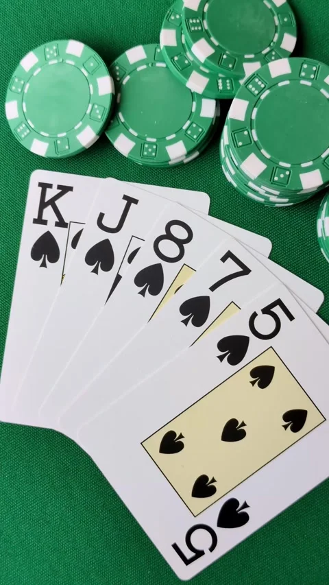 Playing cards and chips on a green cloth, a gambling game of poker. Cards and ch Vidéo 332268137