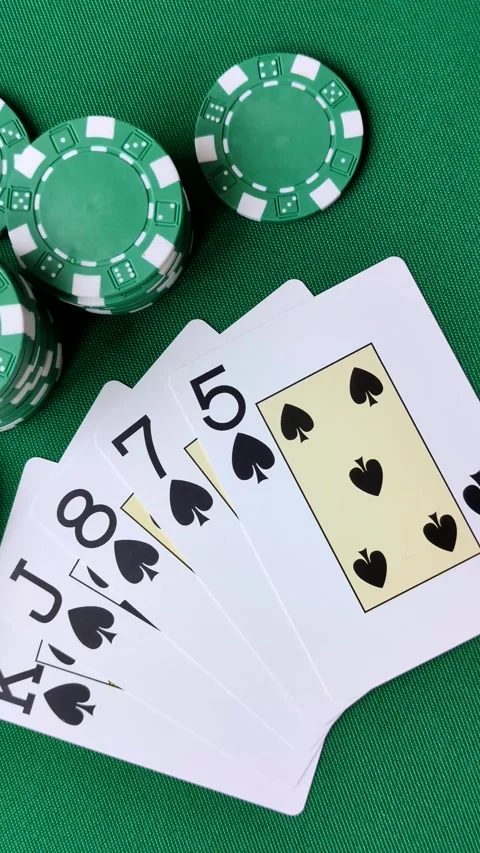 Playing cards and chips on a green cloth, a gambling game of poker. Cards and ch Vidéo 332268146