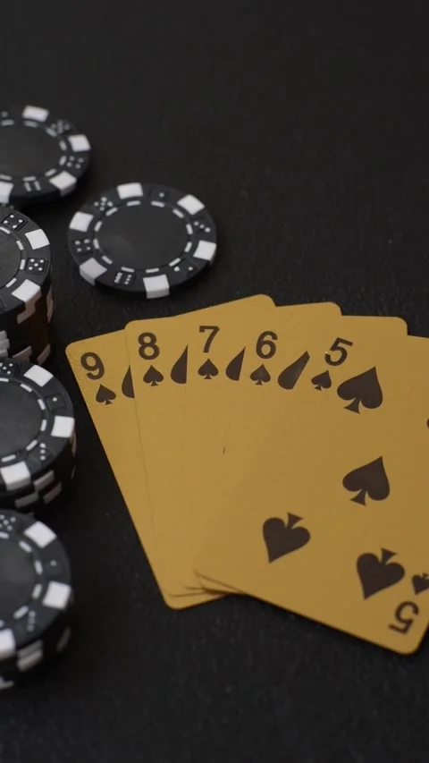Playing cards and chips on a table, a gambling game of poker. Cards and chips Vidéo 331950561