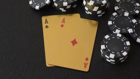 Playing cards and chips on a table, a gambling game of blackjack or baccarat. Ca Vidéo 331950572
