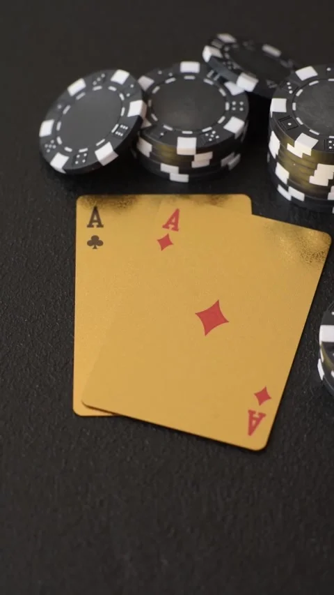 Playing cards and chips on a table, a gambling game of blackjack or baccarat. Ca Vidéo 331950575