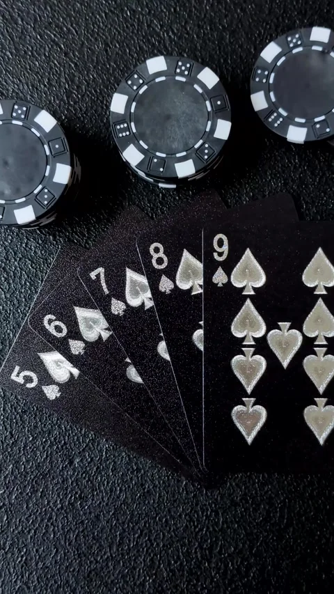 Playing cards and chips on a table, a gambling game of poker. Cards and chips Vidéo 331950590