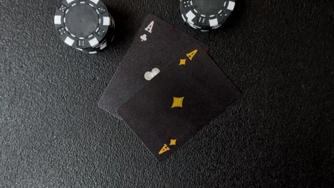 Playing cards and chips on a table, a gambling game of blackjack or baccarat. Ca Vidéo 331950600