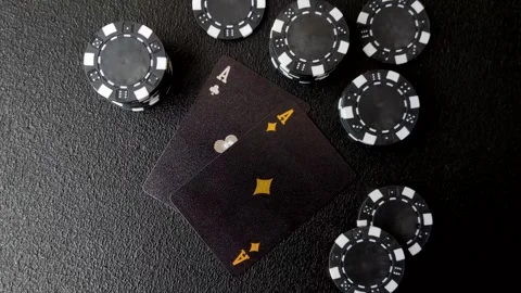 Playing cards and chips on a table, a gambling game of blackjack or baccarat. Ca Vidéo 331950605