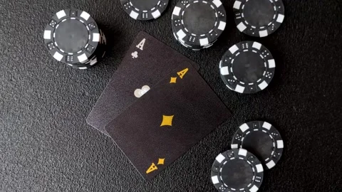 Playing cards and chips on a table, a gambling game of blackjack or baccarat. Ca Vidéo 331950606