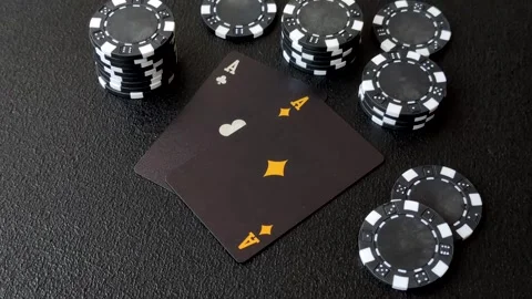 Playing cards and chips on a table, a gambling game of blackjack or baccarat. Ca Vidéo 331950607