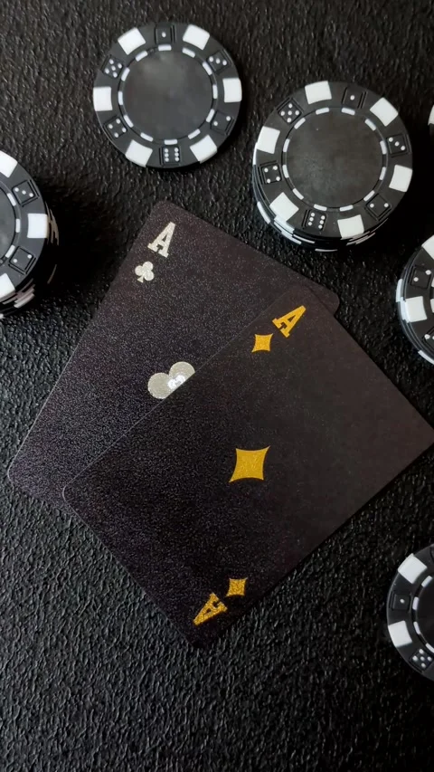 Playing cards and chips on a table, a gambling game of blackjack or baccarat. Ca Vidéo 331950608