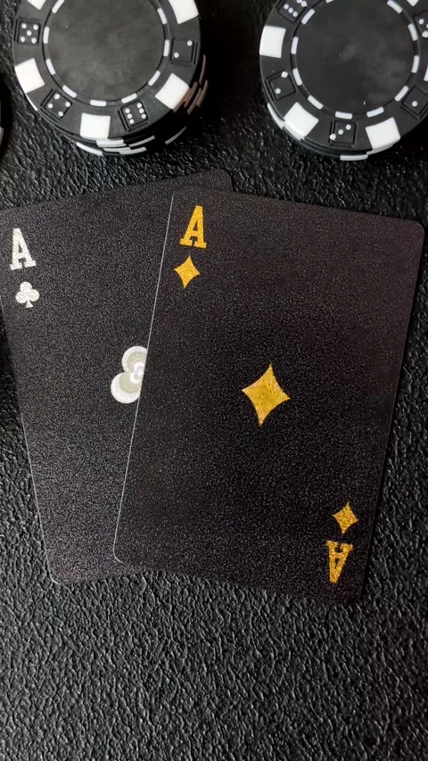 Playing cards and chips on a table, a gambling game of blackjack or baccarat. Ca Vidéo 331950609