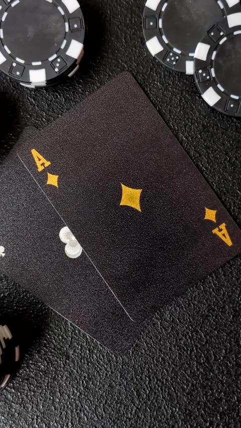 Playing cards and chips on a table, a gambling game of blackjack or baccarat. Ca Vidéo 331950611