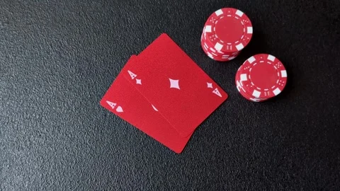 Playing cards and chips on a table, a gambling game of blackjack or baccarat. Ca Vidéo 331950612