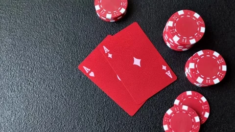 Playing cards and chips on a table, a gambling game of blackjack or baccarat. Ca Vidéo 331950614