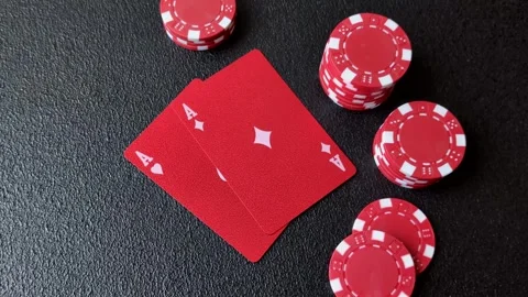 Playing cards and chips on a table, a gambling game of blackjack or baccarat. Ca Vidéo 331950615