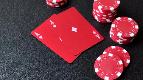 Playing cards and chips on a table, a gambling game of blackjack or baccarat. Ca Vidéo 331950616