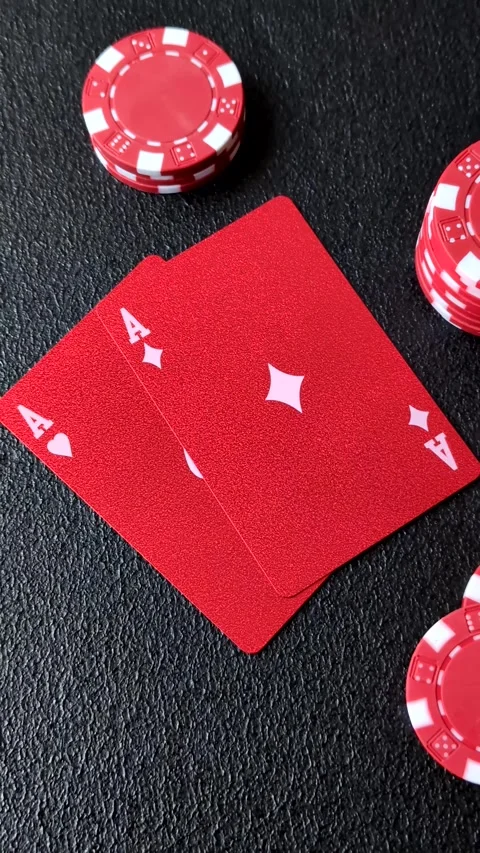 Playing cards and chips on a table, a gambling game of blackjack or baccarat. Ca Vidéo 331950617