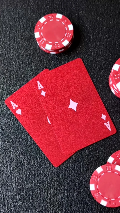 Playing cards and chips on a table, a gambling game of blackjack or baccarat. Ca Vidéo 331950619