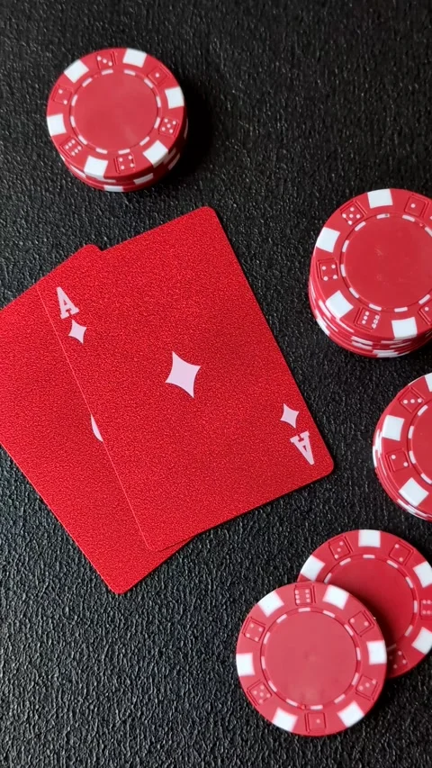 Playing cards and chips on a table, a gambling game of blackjack or baccarat. Ca Vidéo 331950622