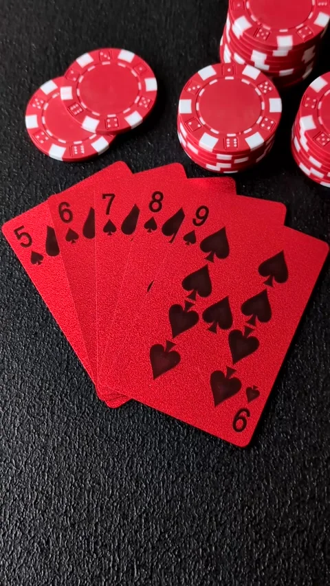 Playing cards and chips on a table, a gambling game of poker. Cards and chips Vidéo 331950629
