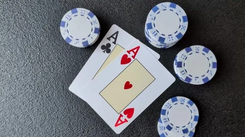 Playing cards and chips on a table, a gambling game of blackjack or baccarat. Ca Vidéo 331950641