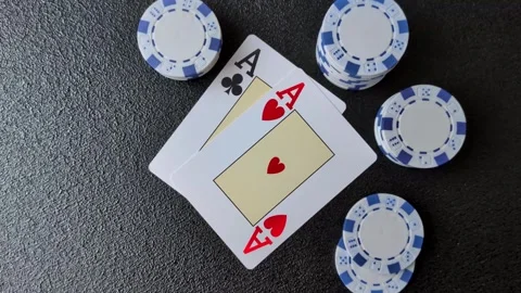 Playing cards and chips on a table, a gambling game of blackjack or baccarat. Ca Vidéo 331950643