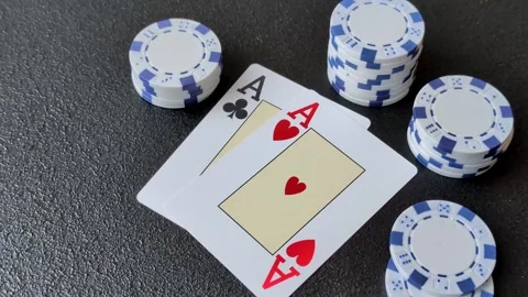 Playing cards and chips on a table, a gambling game of blackjack or baccarat. Ca Vidéo 331950644