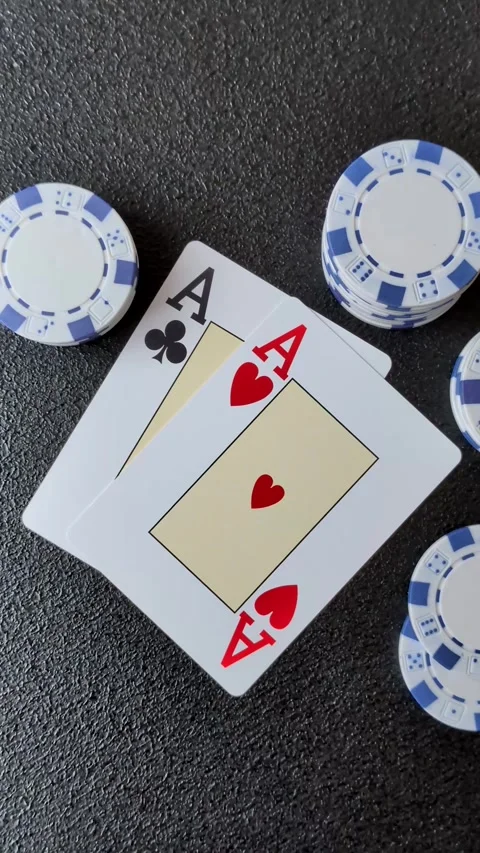 Playing cards and chips on a table, a gambling game of blackjack or baccarat. Ca Vidéo 331950647