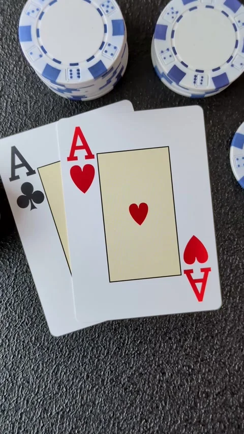 Playing cards and chips on a table, a gambling game of blackjack or baccarat. Ca Vidéo 331950648