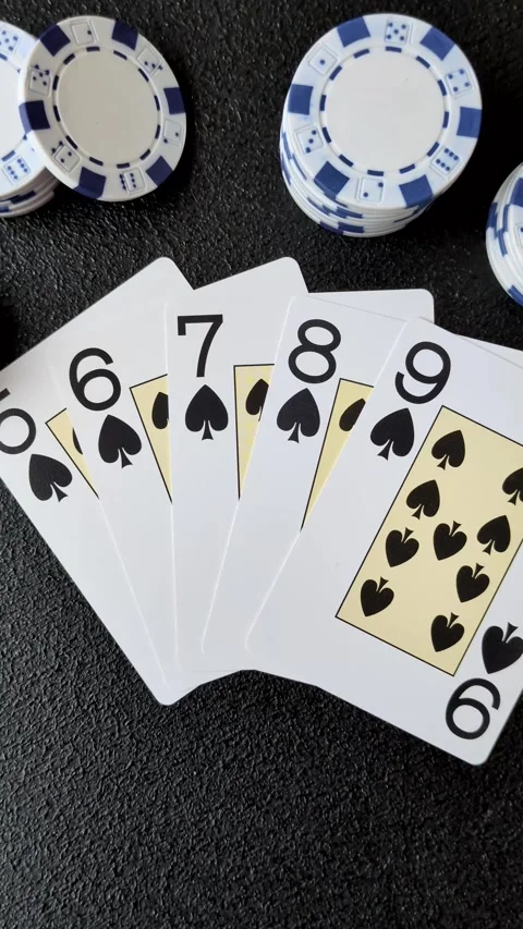 Playing cards and chips on a table, a gambling game of poker. Cards and chips Vidéo 331950673