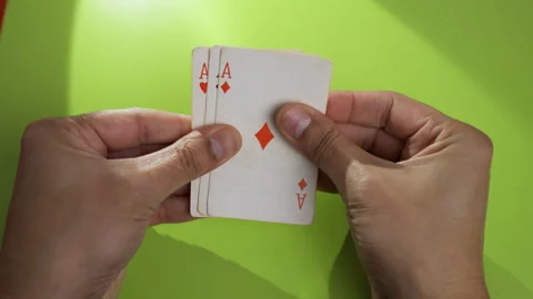 Playing cards and looking at them Vidéo 273586565