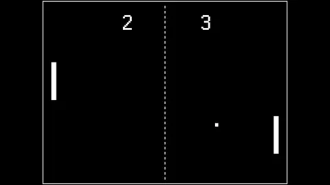 Playing Classic Vintage Arcade Game Simulating Table Tennis Against Opponent Vídeo Stock 280007519